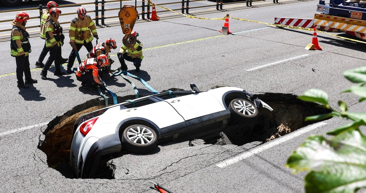 Auto wpadło do zapadliska na środku drogi. Dwie osoby zostały ranne