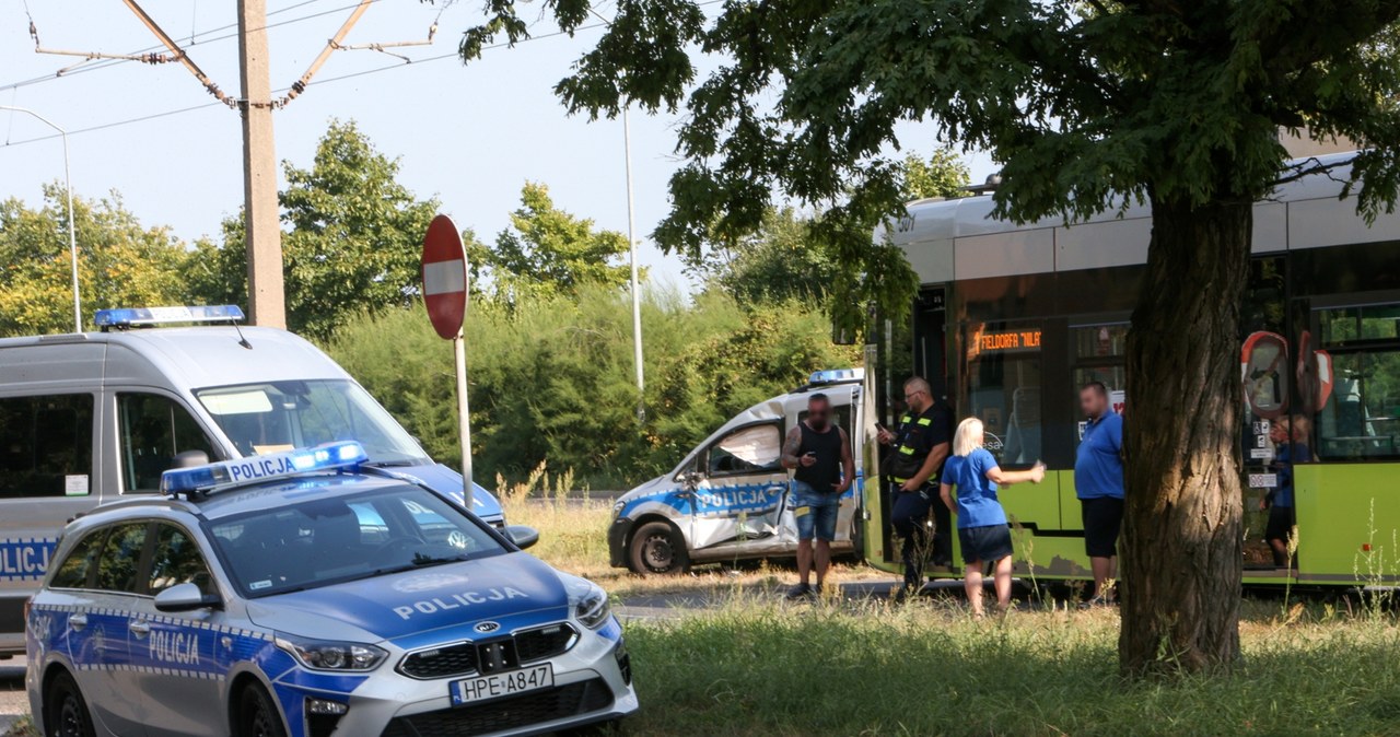 Policyjny radiowóz wjechał wprost pod tramwaj. Dwoje funkcjonariuszy rannych