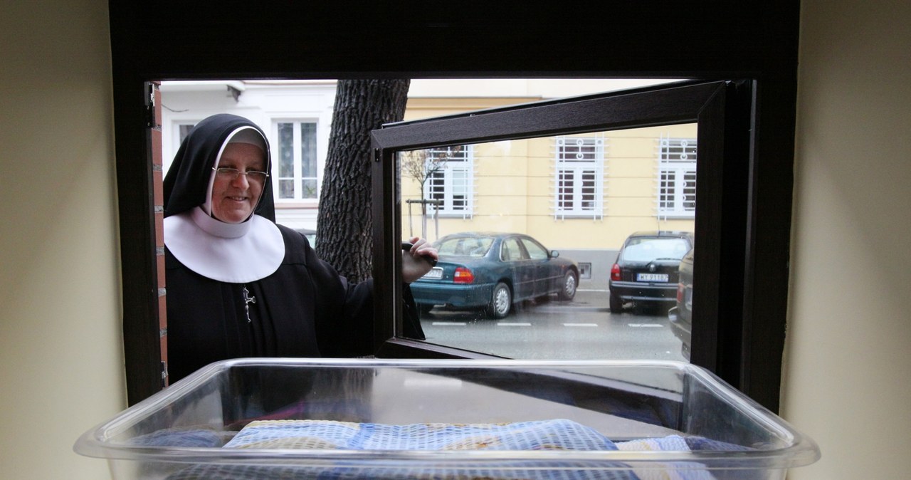 Sześciolatka znaleziona w oknie życia w Warszawie