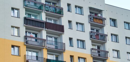 2,5-letni chłopiec wypadł z balkonu na piątym piętrze