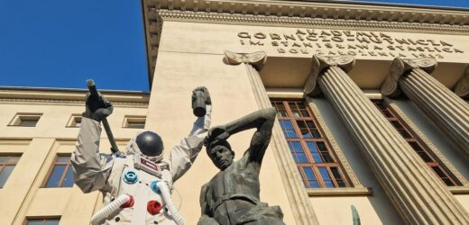 Krakowski pomnik górników i hutników przebrany za astronautę