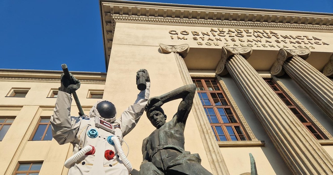 Krakowski pomnik górników i hutników przebrany za astronautę