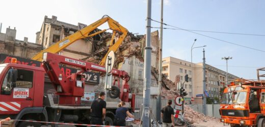 Łódź: Trakcja tramwajowa zerwana w czasie rozbiórki kamienicy