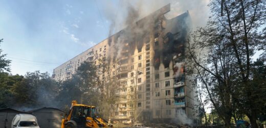 Siedem osób zginęło, a prawie 80 jest rannych po rosyjskim ataku na Charków