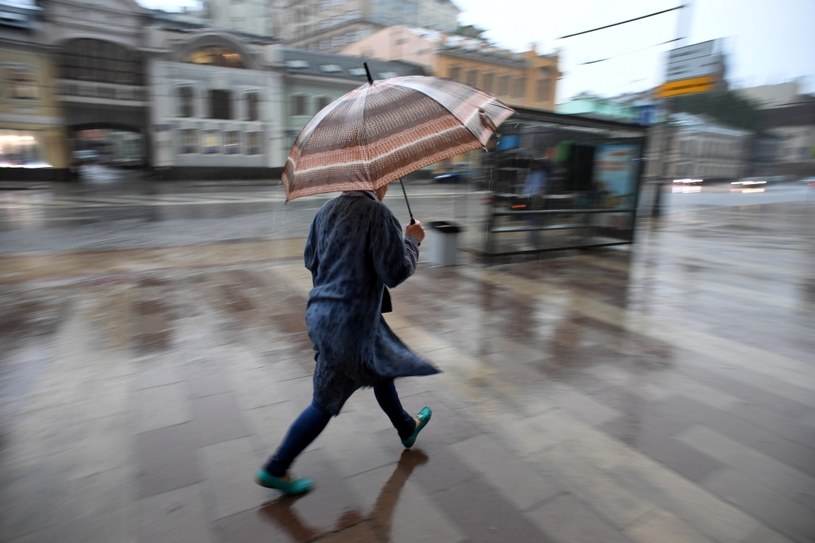 Ulewne deszcze, silny wiatr i ryzyko powodzi. IMGW wydało czerwone alerty