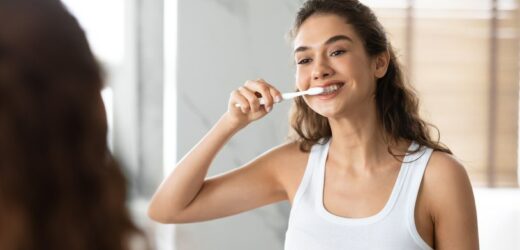 Trzy mity dotyczące mycia zębów. Dentysta ostrzega przed poważnymi błędami