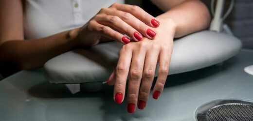 Black rose nails wkracza na stylizacyjne salony. Nosi je sama Kylie Jenner. To jesienny hit