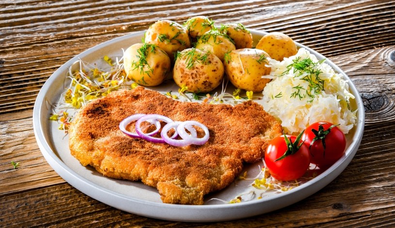 Namocz schabowe w popularnym napoju. Zachwycą chrupiącą skórką i delikatnym środkiem