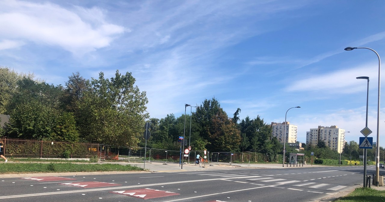 Są progi zwalniające na Woronicza w Warszawie