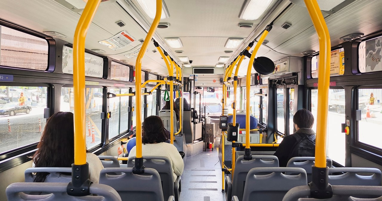 Płyn chłodniczy lał się na pasażerkę autobusu