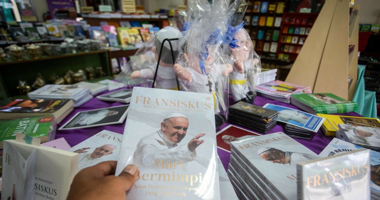 Msza na stadionie i międzyreligijny dialog. Franciszek wyruszył w swoją najdłuższą podróż