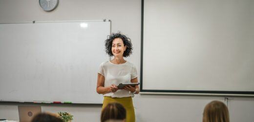 Mniej nauczycieli szuka nowej pracy. Co się zmieniło?