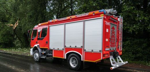 Akcja ratunkowa pod Tarnowem. Strażacy ściągali z drzewa nieprzytomnego mężczyznę