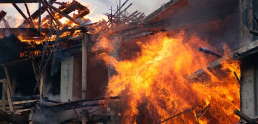 Silna burza nad Jelenią Górą. Piorun uderzył w jeden z budynków