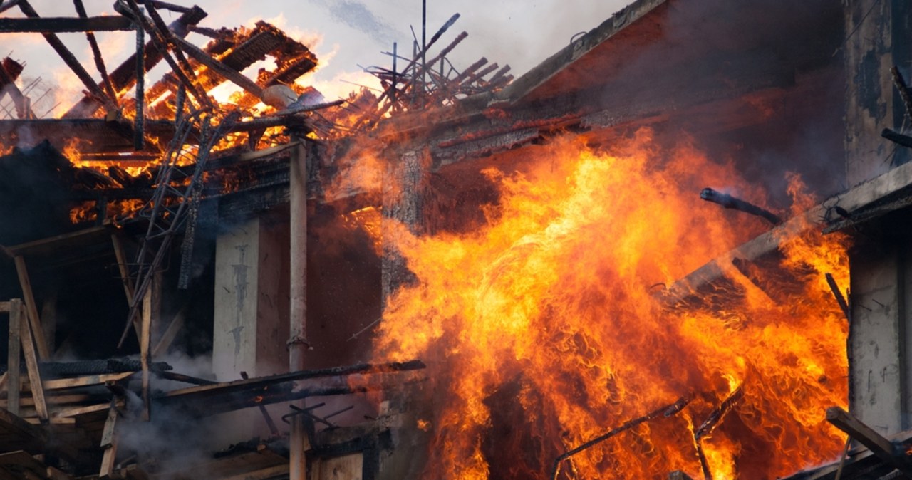 Silna burza nad Jelenią Górą. Piorun uderzył w jeden z budynków