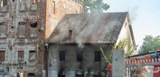 Kłęby czarnego dymu nad Tarnowem. Palił się Młyn Szancera