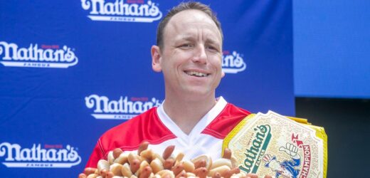 Zjadł 83 hot dogi w 10 minut. Amerykanin z rekordem świata