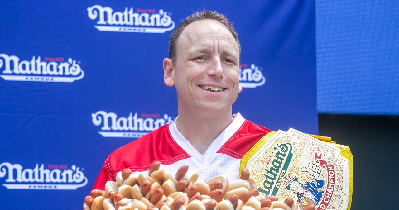 Zjadł 83 hot dogi w 10 minut. Amerykanin z rekordem świata