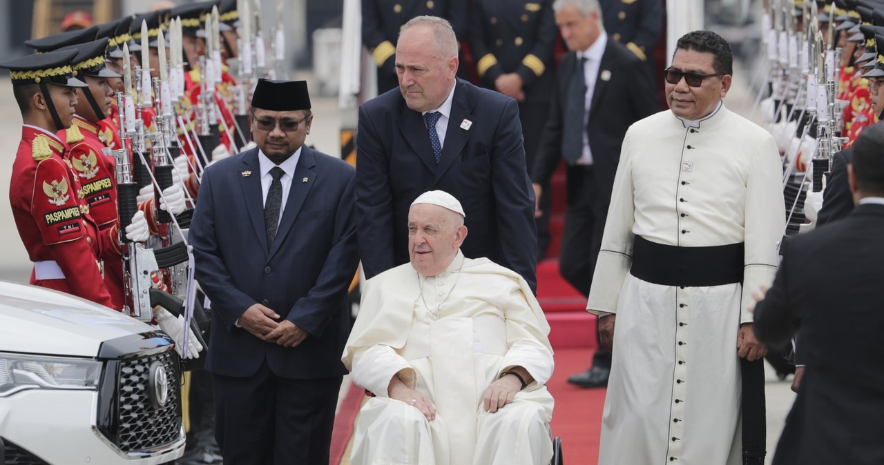 13 godzin lotu. Papież Franciszek zaczyna podróż do Azji i Oceanii