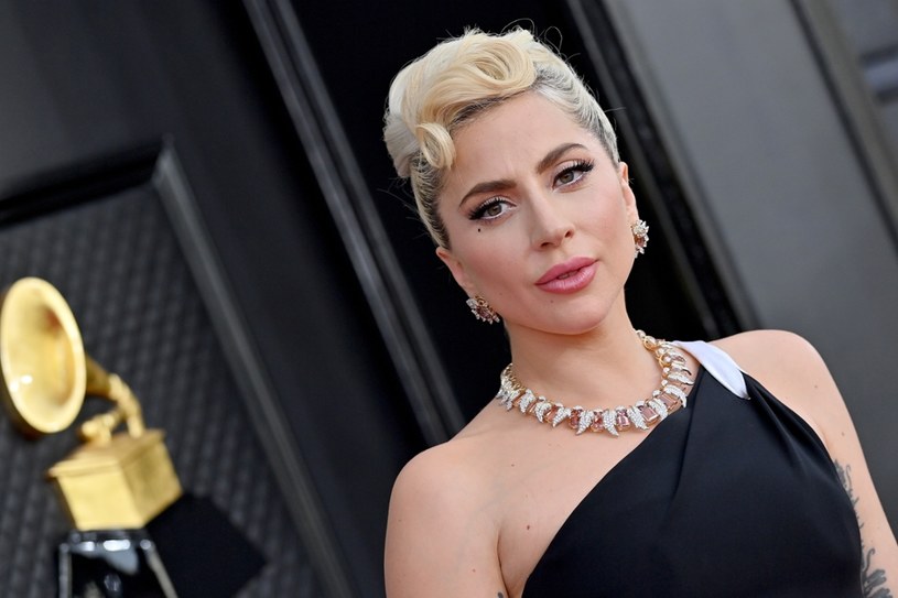 Złoty pierścionek i miłość na czerwonym dywanie. Lady Gaga i Michael Polansky w Wenecji
