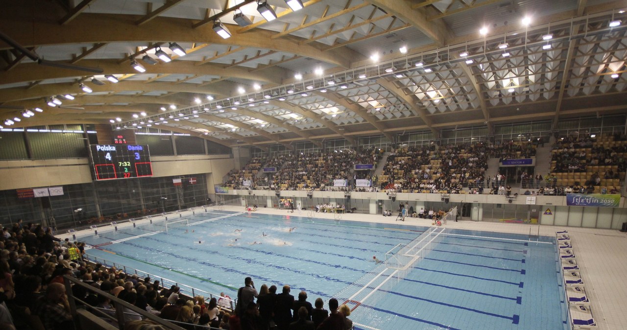 Basen olimpijski zamknięty. „Konstrukcja dachu wykazuje odchyły od normy”