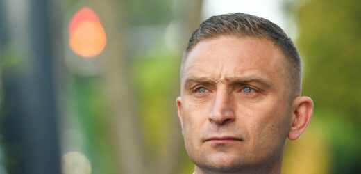 Policja weszła do domu Roberta Bąkiewicza. „Robią rewizję”