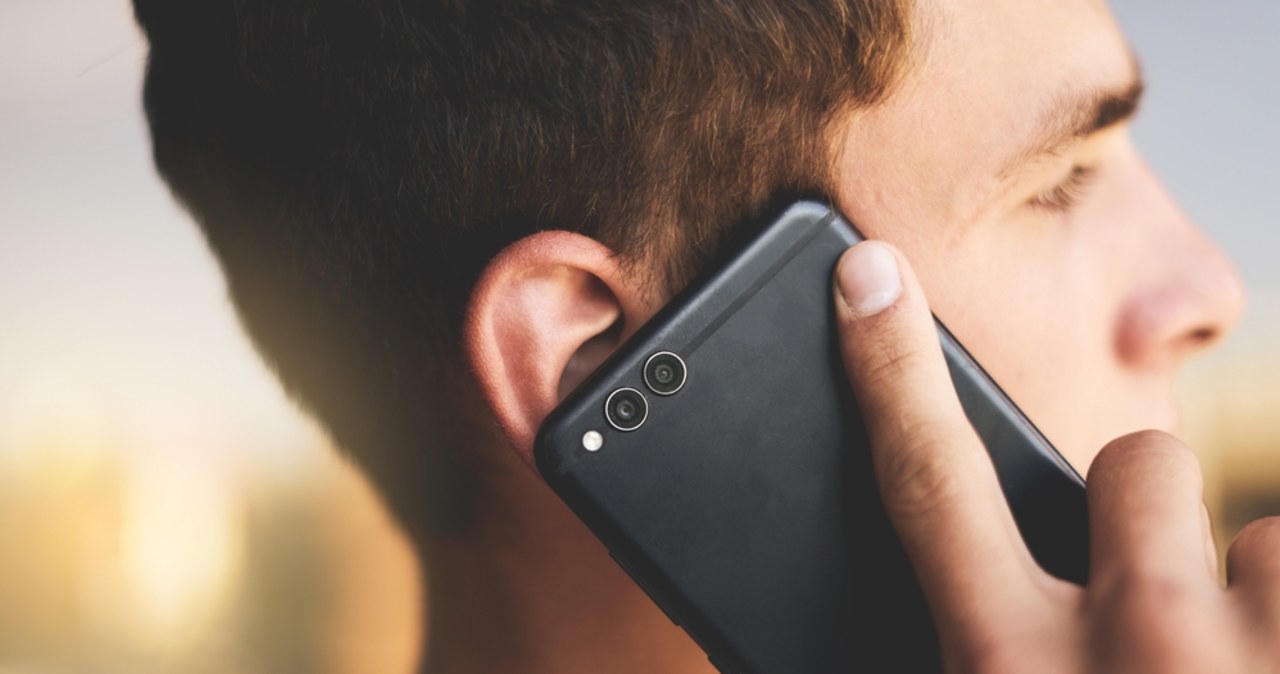 Telefony komórkowe powodują raka mózgu? Przełomowa analiza WHO