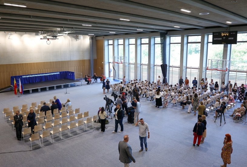 „Najpiękniejsza szkoła w Warszawie” już działa. W ofercie „zielona klasa” i boisko na dachu