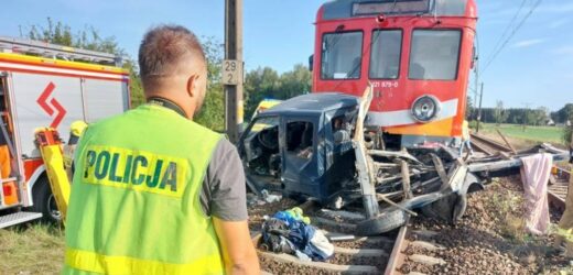 Samochód zderzył się z pociągiem. Dwie osoby nie żyją