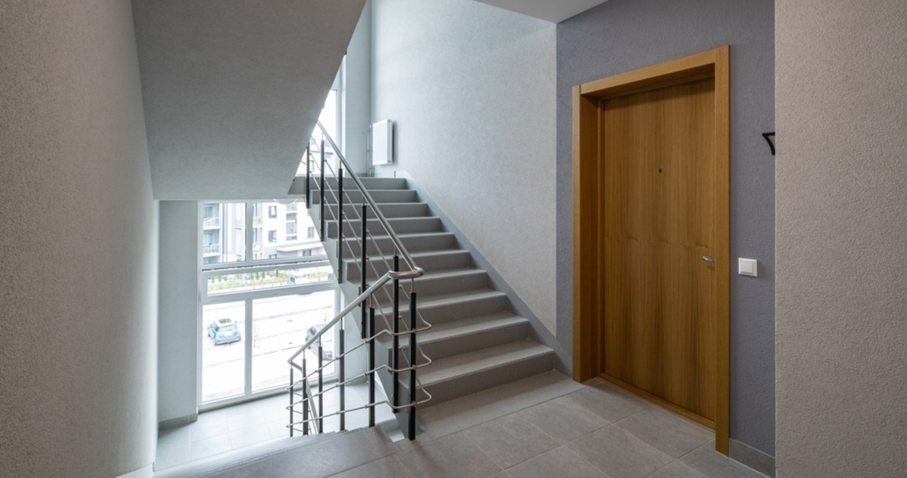 Tragedia na klatce schodowej. Dziecko zginęło podczas zabawy