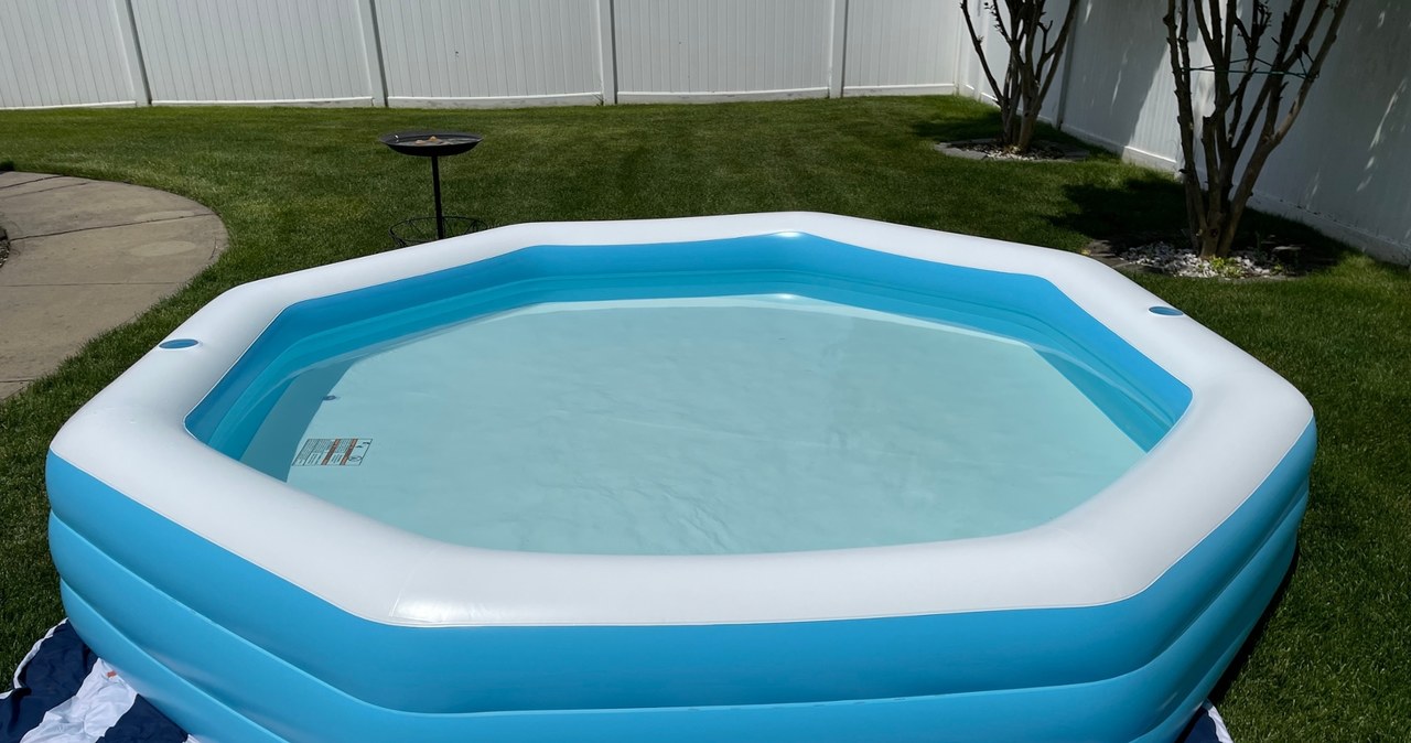 Półtoraroczne dziecko wpadło do przydomowego basenu. Trwa walka o jego życie