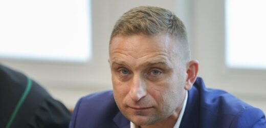 „Zrzucił mnie ze schodów kościoła”. Ruszył proces Roberta Bąkiewicza