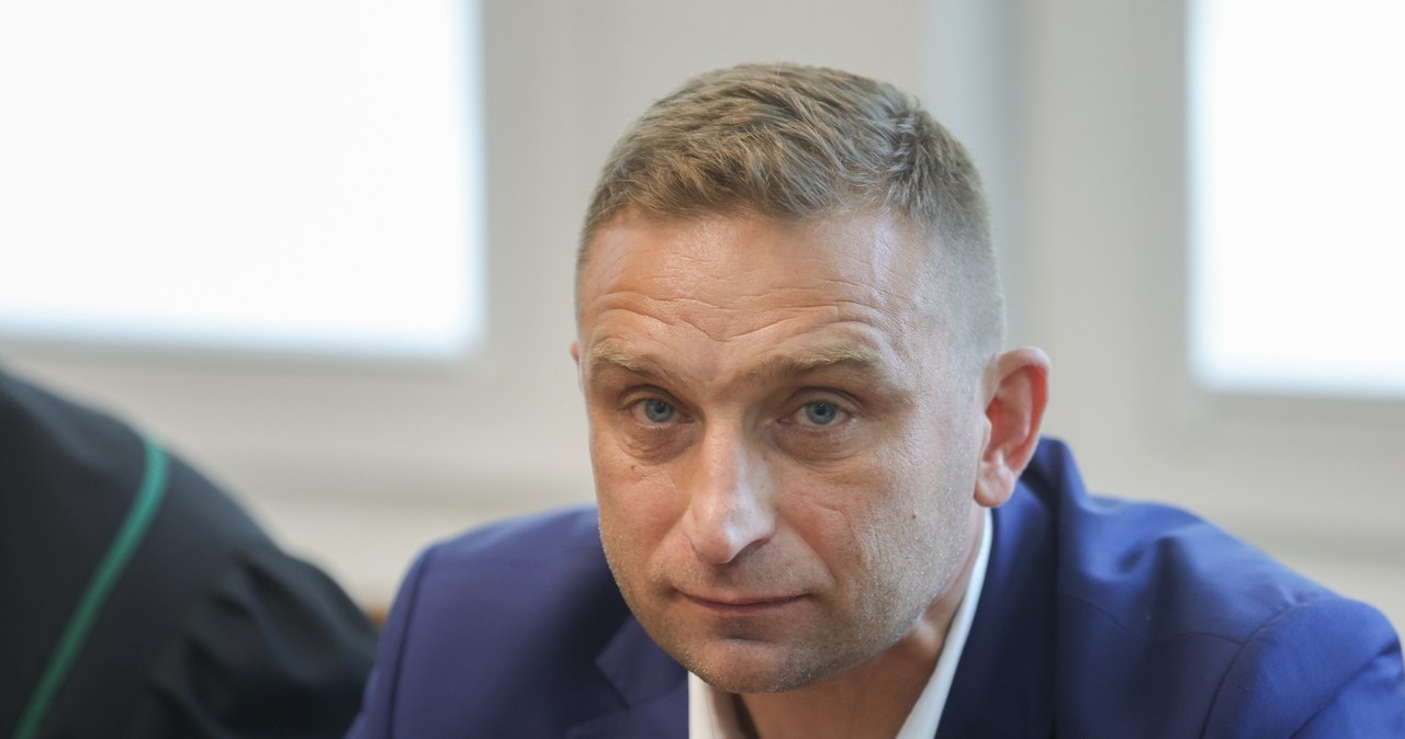 „Zrzucił mnie ze schodów kościoła”. Ruszył proces Roberta Bąkiewicza