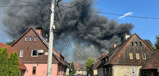Czarny dym nad Zabrzem. Pożar składowiska odpadów opanowany