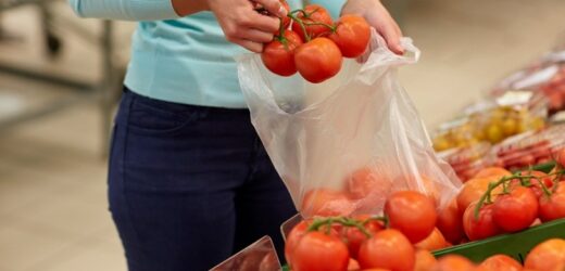 Popularny błąd podczas kupowania pomidorów. Już w sklepie zaczną się psuć