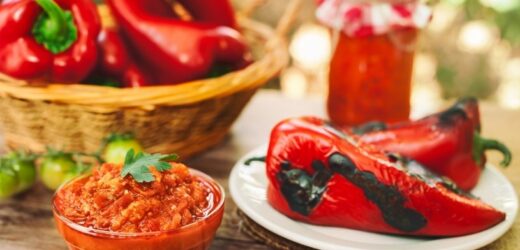 Ajvar, bałkańska pasta z pieczonych warzyw. Tak pyszna, że na jednym słoiku się nie skończy