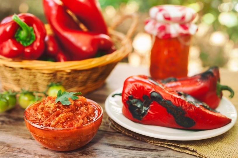 Ajvar, bałkańska pasta z pieczonych warzyw. Tak pyszna, że na jednym słoiku się nie skończy