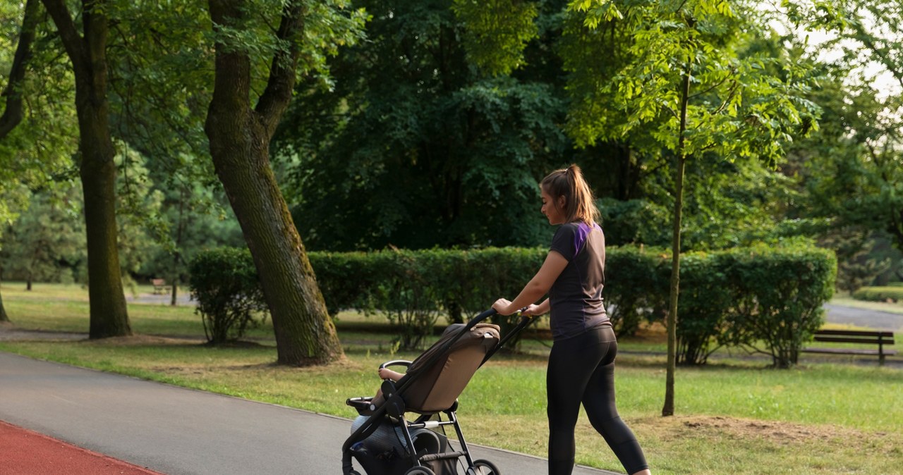 Nagi dwulatek w wózku. Matka była pijana