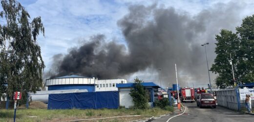 Kłęby czarnego dymu nad Gdańskiem. Paliła się hala na Stogach