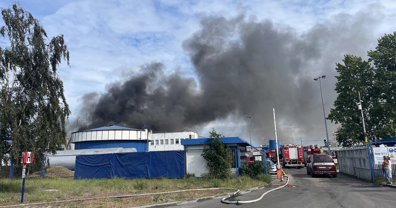 Kłęby czarnego dymu nad Gdańskiem. Paliła się hala na Stogach