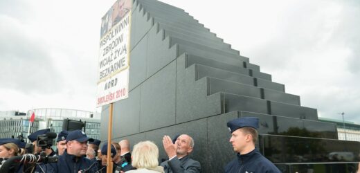 Warszawa: Awantura przed pomnikiem smoleńskim