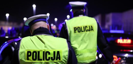 Kierowca bmw staranował dwa radiowozy. Szuka go policja