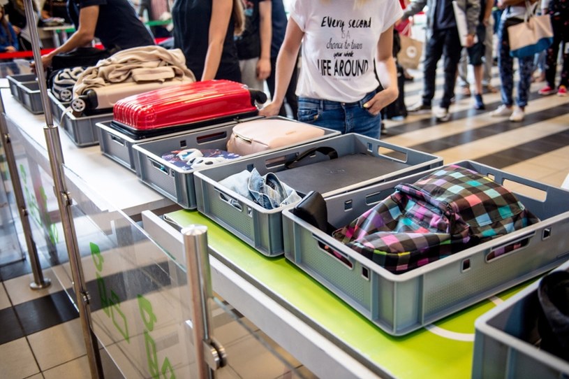 Nowy trend na lotniskach doprowadza turystów do szału. Czym jest „airport tray aesthetic”?