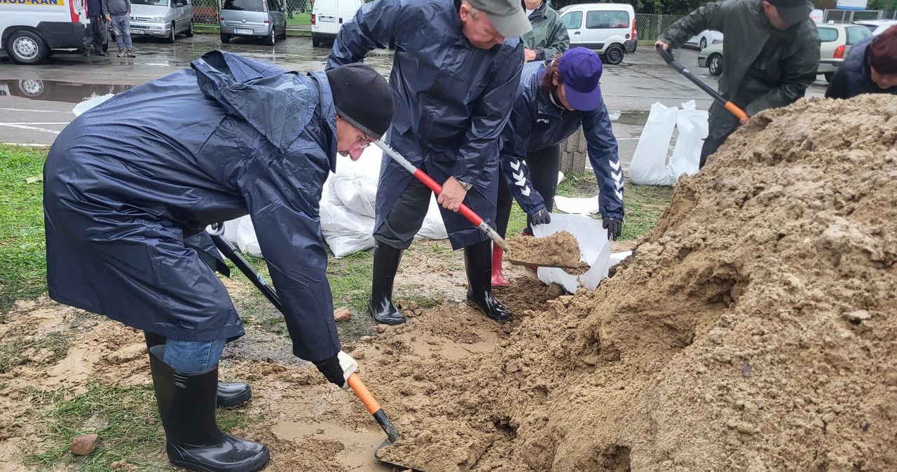 Mieszkańcy Odolanowa umacniają wały