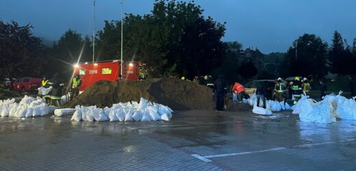Nocna ewakuacja w Głuchołazach. Alarm na południu, coraz gorsza sytuacja powodziowa [RELACJA]