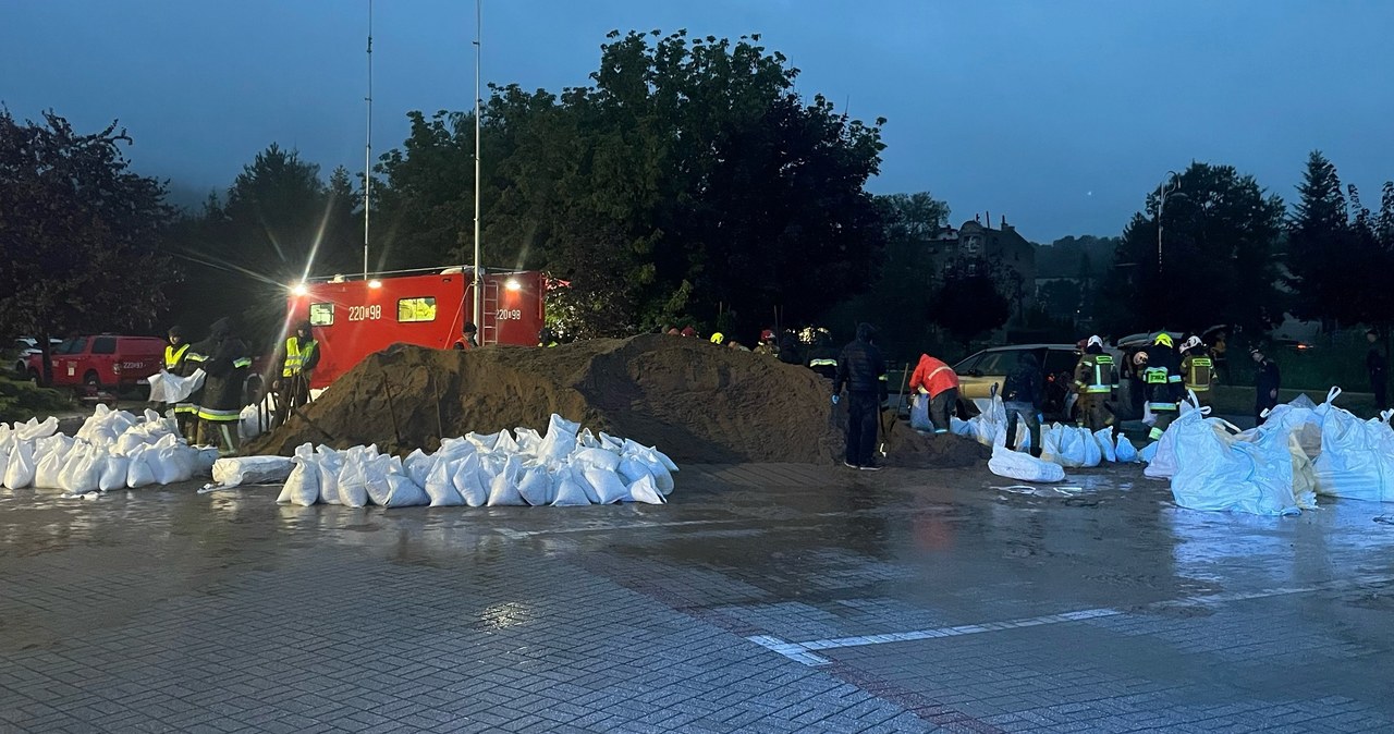 Nocna ewakuacja w Głuchołazach. Alarm na południu, coraz gorsza sytuacja powodziowa [RELACJA]