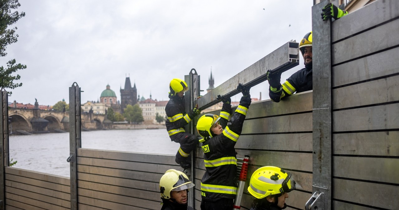 Zamknięta stacja metra w Pradze, utrudnienia na kolei. Czechy bronią się przed powodzią