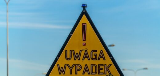Tir uderzył w bariery, na jezdnię wylało się tysiąc litrów ropy