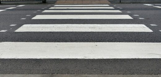 Potrącił ludzi na pasach i  uciekł. Warszawska policja poszukuje kierowcy