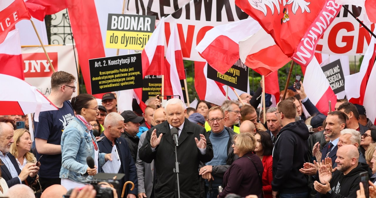 Protest PiS przed Ministerstwem Sprawiedliwości. Kaczyński: Ksiądz Olszewski symbolem